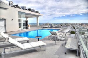 Comment sécuriser et valoriser durablement son espace piscine ?