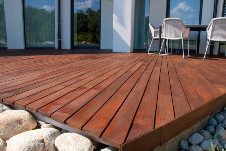 Comment entretenir votre terrasse en Ipé pour préserver son éclat ?