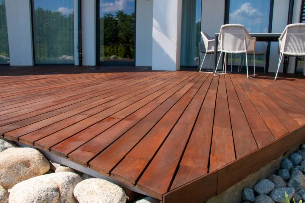 Comment entretenir votre terrasse en Ipé pour préserver son éclat ?