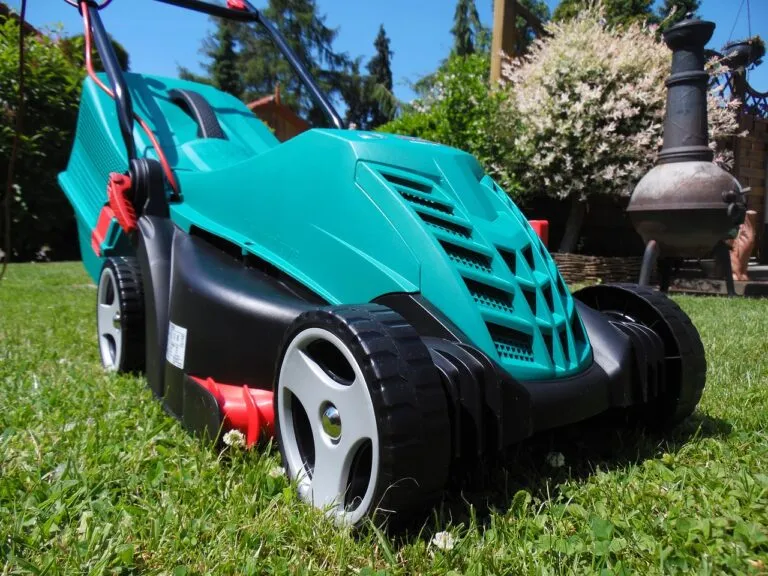 Pourquoi choisir une tondeuse à batterie pour entretenir son jardin ?