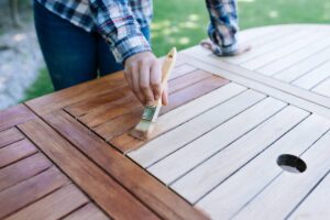 Quel saturateur choisir pour protéger votre bardage en bois extérieur ?