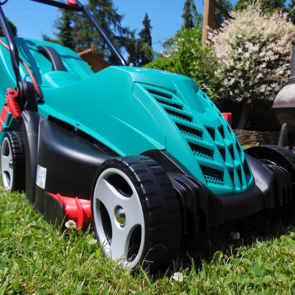 Pourquoi choisir une tondeuse à batterie pour entretenir son jardin ?