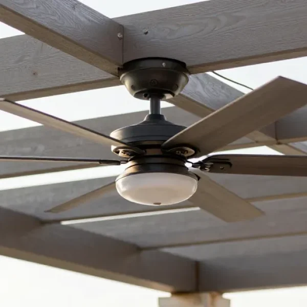 Ventilateur de plafond en véranda et pergola : le guide